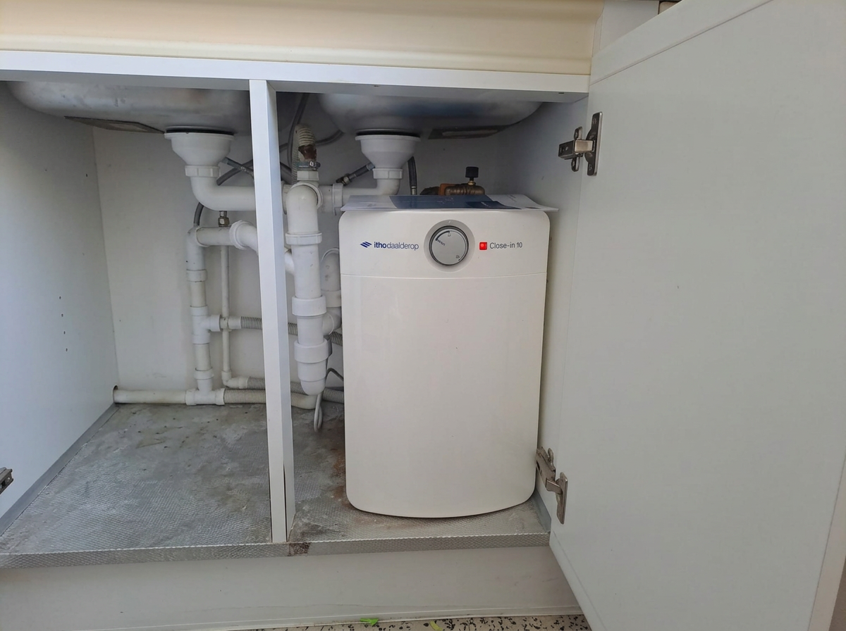 Itho Daalderop Close-in 10 boiler onder de wastafel